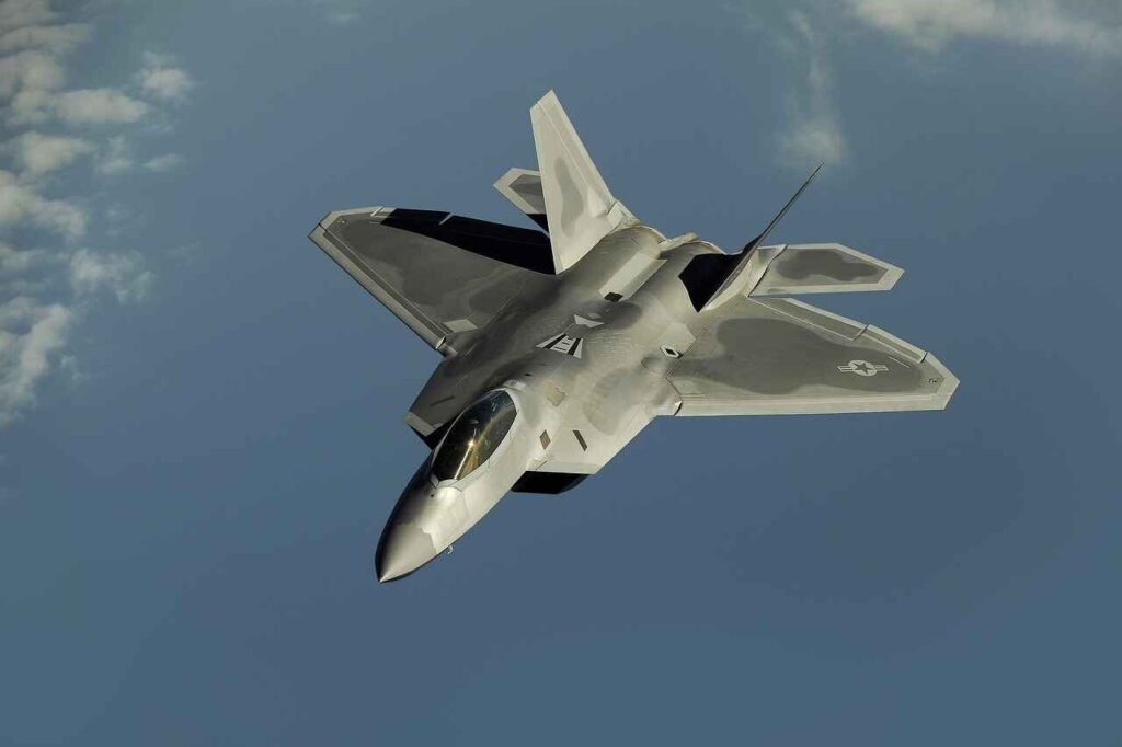 Defence Stocks News: रक्षा और ऑटो सेक्टर में निवेश के अवसर, विशेषज्ञ सलाह